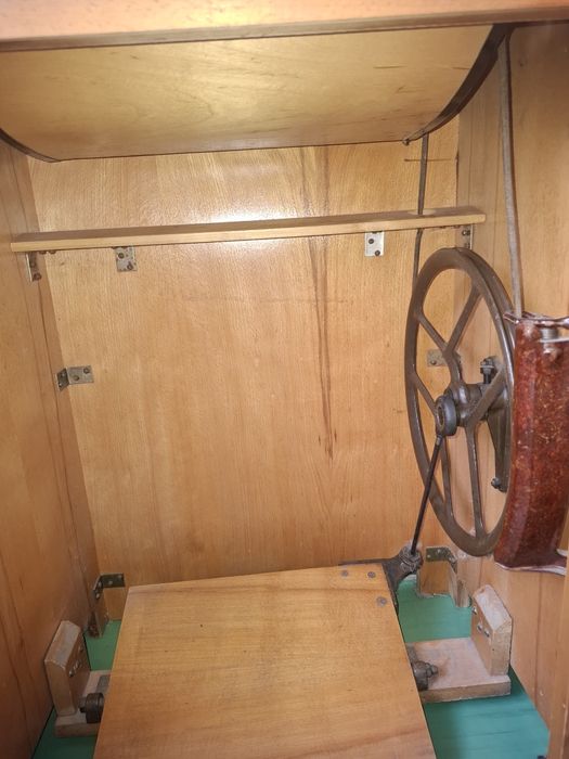 Продам швейную машинку