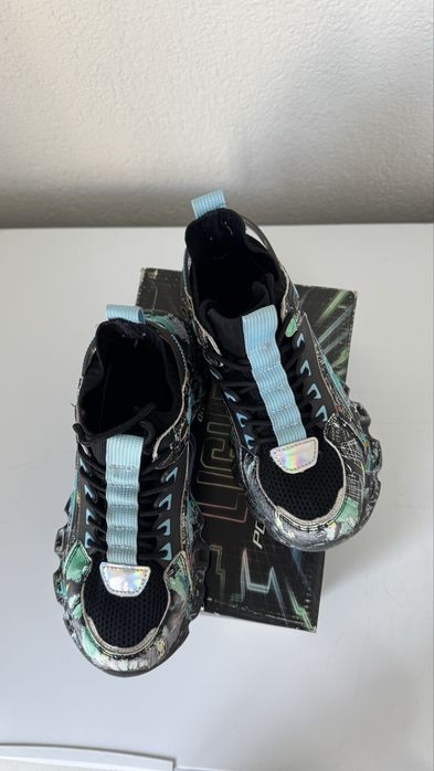 Кроссовки фирменные