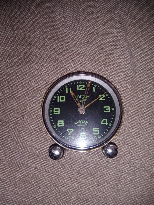 Стар механичен часовник "Мир"