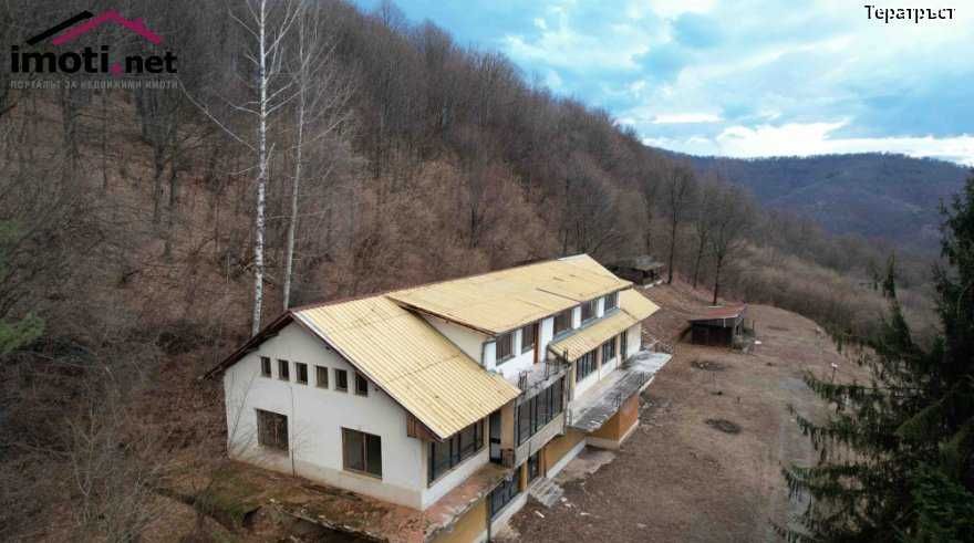 Почивна база с прилежащ терен, 10000 м2;  София област, гр. Ботевград