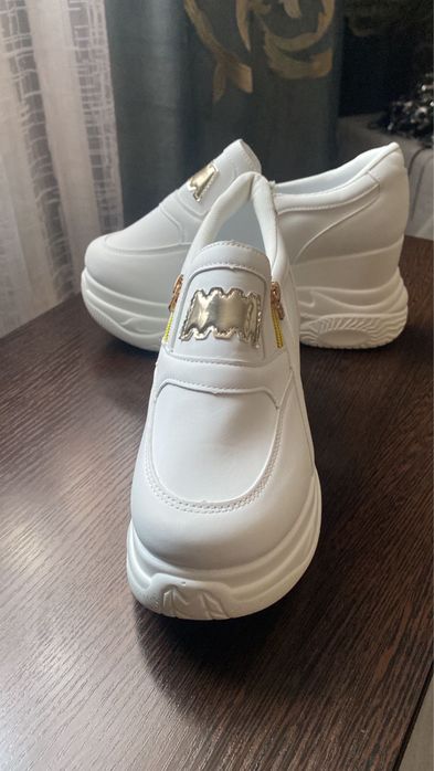 Новые    кроссовки