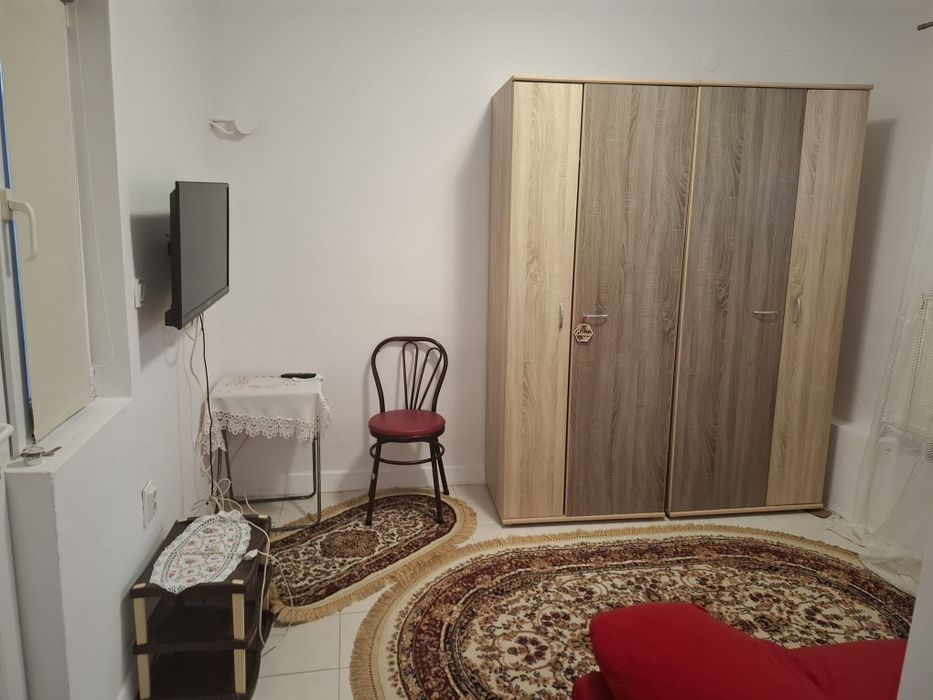 Închiriez garsoniera