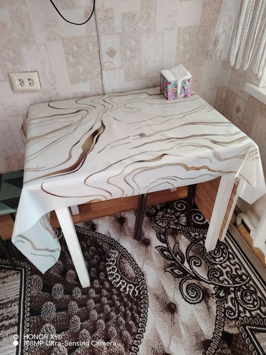 Стол обеденный. Размер 80*60*74 см