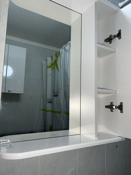 Шкаф навесной с зеркалом