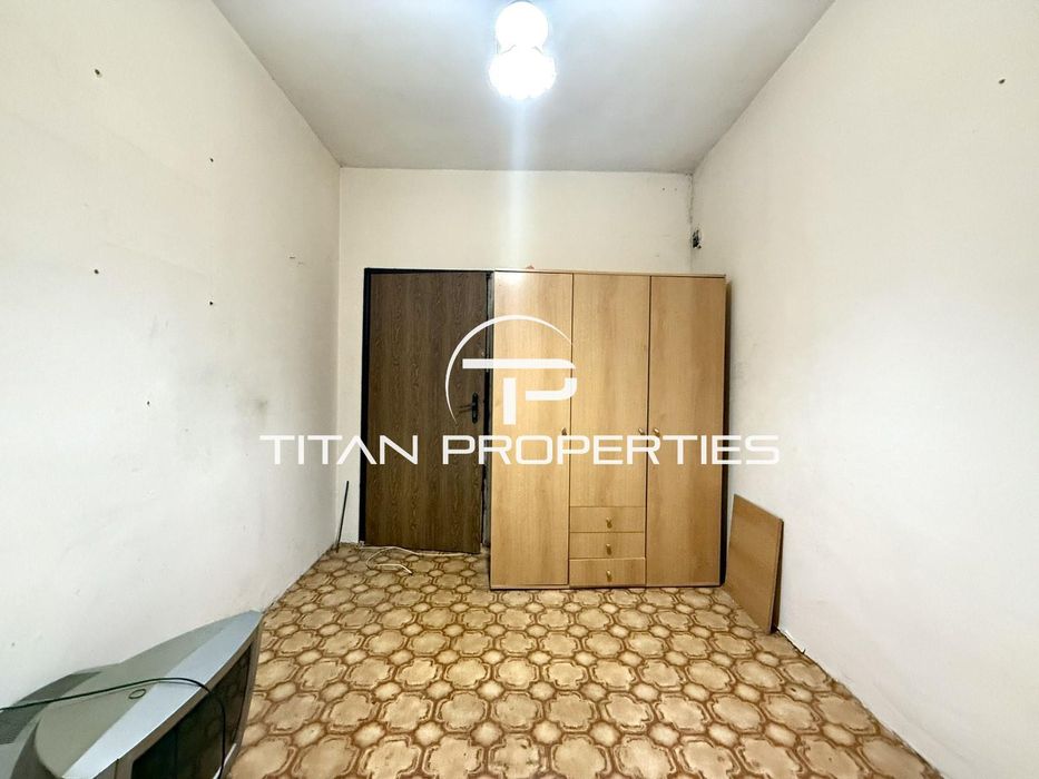 Тристаен апартамент за продажба в Център