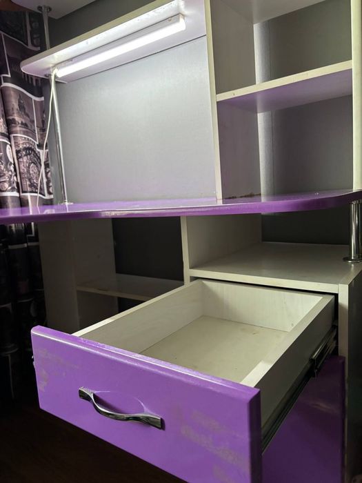 Продам компьютерный стол с полками и ящиками