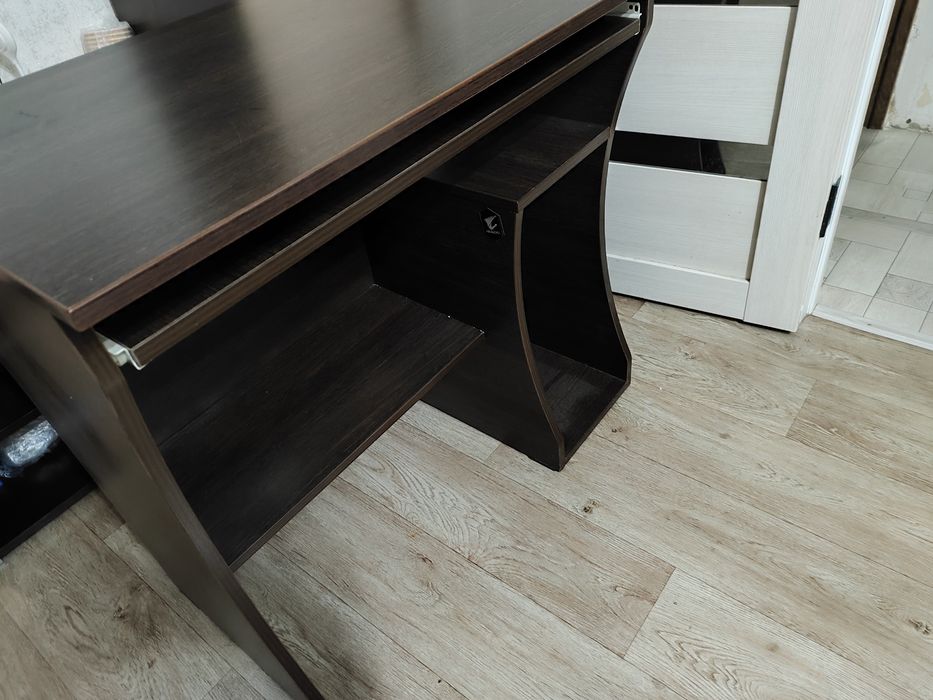 Продаётся компьютерный стол.