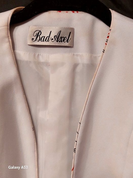 Costum de culoare albă format din patru piese.