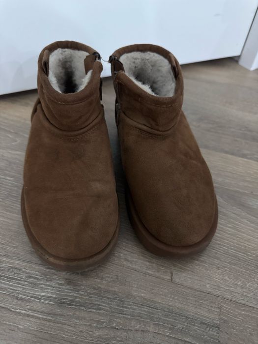 Уги для девочек 33 резмер,теплый ,удобный,очень качественные.