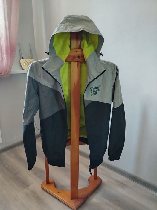 Продам куртка ветровка непромокаемая