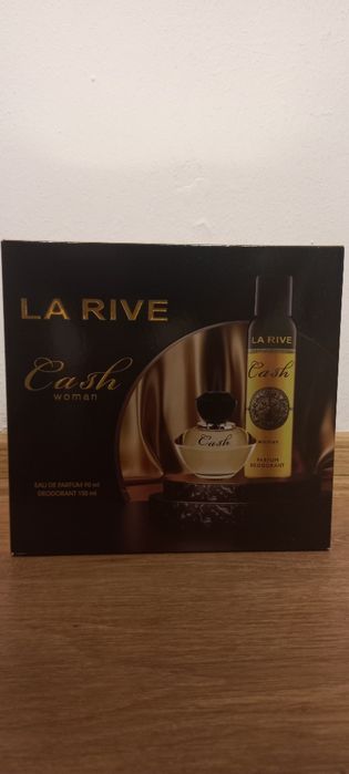 Продавам нов подаръчен комплект