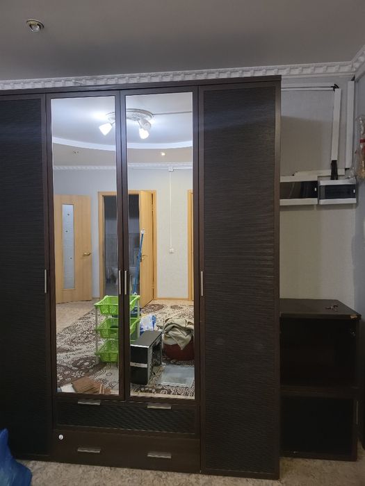 Деревянный шкаф с зеркалом
