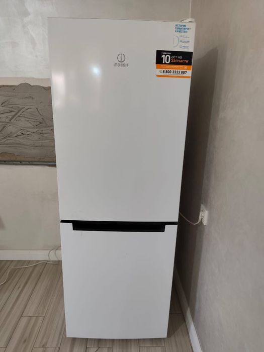 Продается Холодильник Indesit DS 4160 W белый