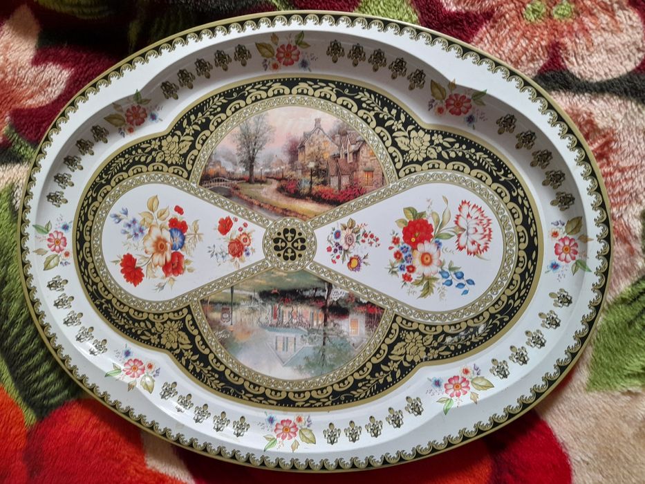 Продам новый поднос с рисунком.