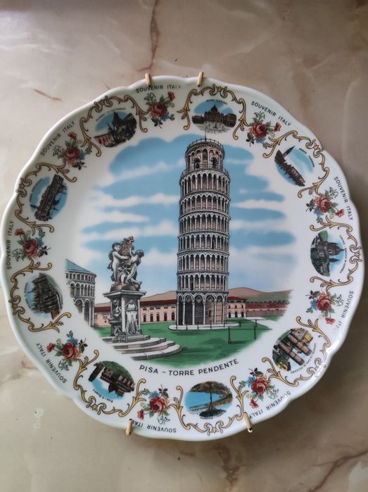 Много рядка порцеланова чиния за стена