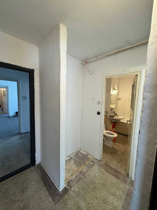 Privat apartament 4 camere 80mp semidecomandat zona Toamnei-Harmanului balcon inchis, termopane, beci, conditie: neimbunatatit