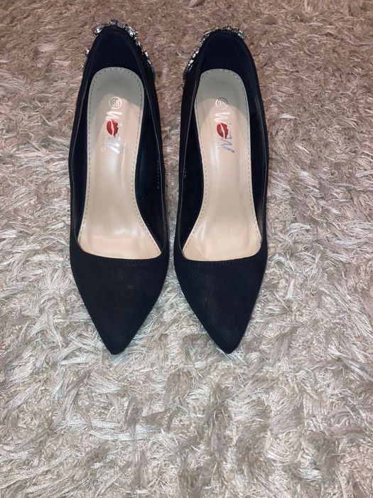 Vând pantofi negri cu broșă argintie