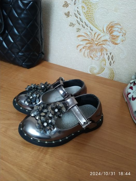 Продам детскую обувь