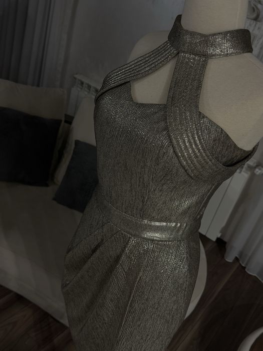 Елегантна вечерна рокля в металически златист нюанс