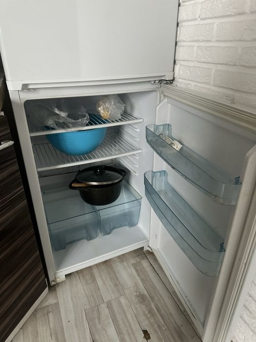 Диван, тумба дял телевизора, холодильник