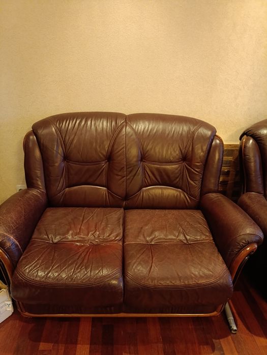 Кожаный уголок, два дивана и кресло