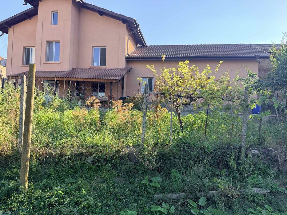 Продавам къща в  с. Садовец на центъра