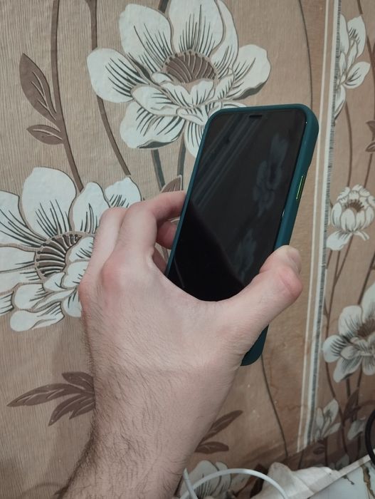 Продам айфон 12 телефон