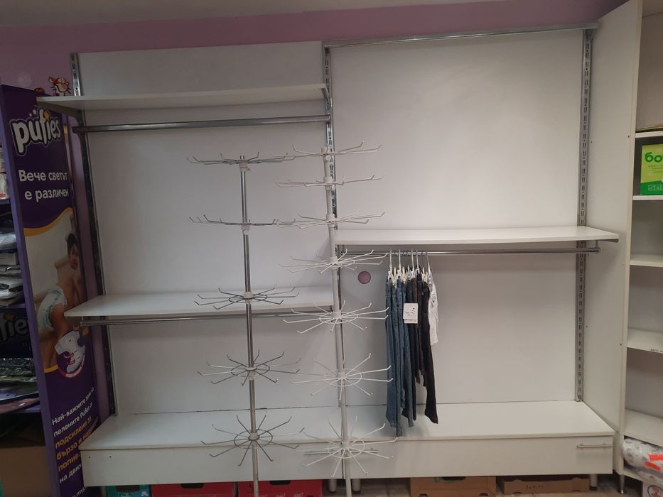 Продаваме обзавеждане за магазин за дрехи