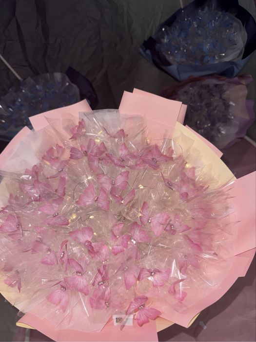 Светящийся букет из 51 бабочки