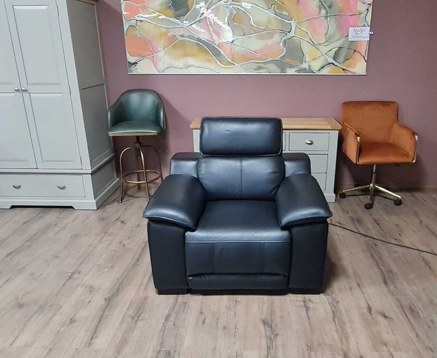 Черен кожен фотьойл с електрически релаксиращ механизъм