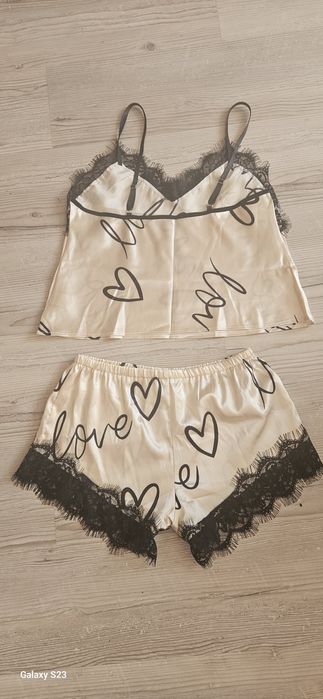 Сатенена пижама.