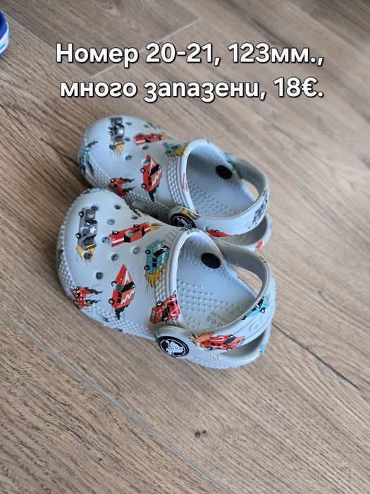 Сандали предимно на Crocs