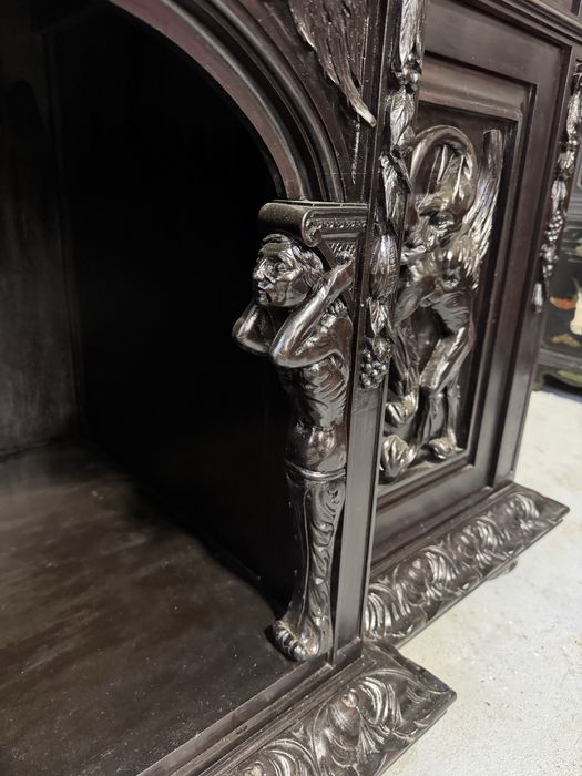 Servanta baroc din lemn masiv cu sculpturi