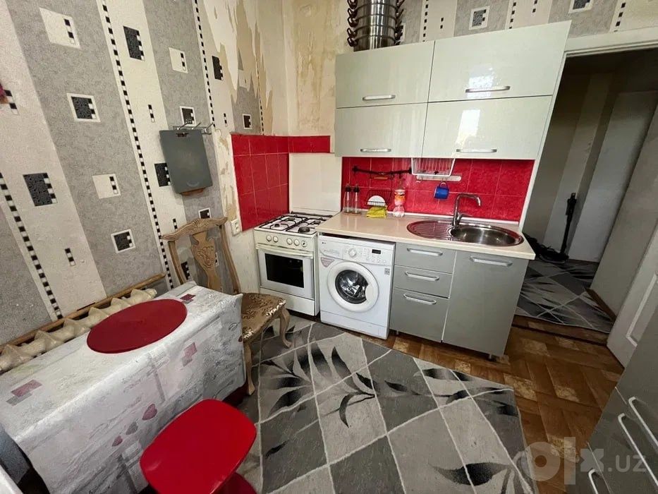 Срочно Продаётся Бобура Высокопотолчка  2/4/4  с мебелью  техникой !