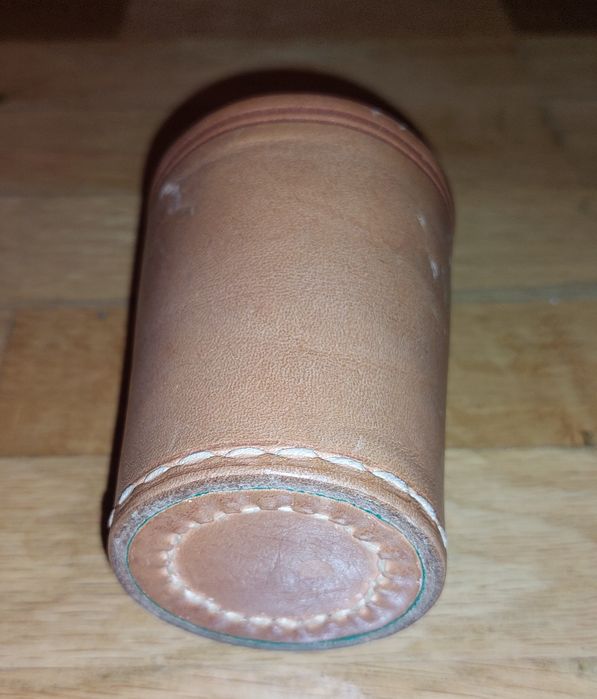 Кожена чаша за зарове 2бр