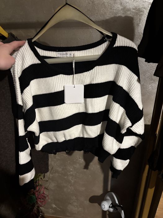 Чисто нов  пуловер-черно бял