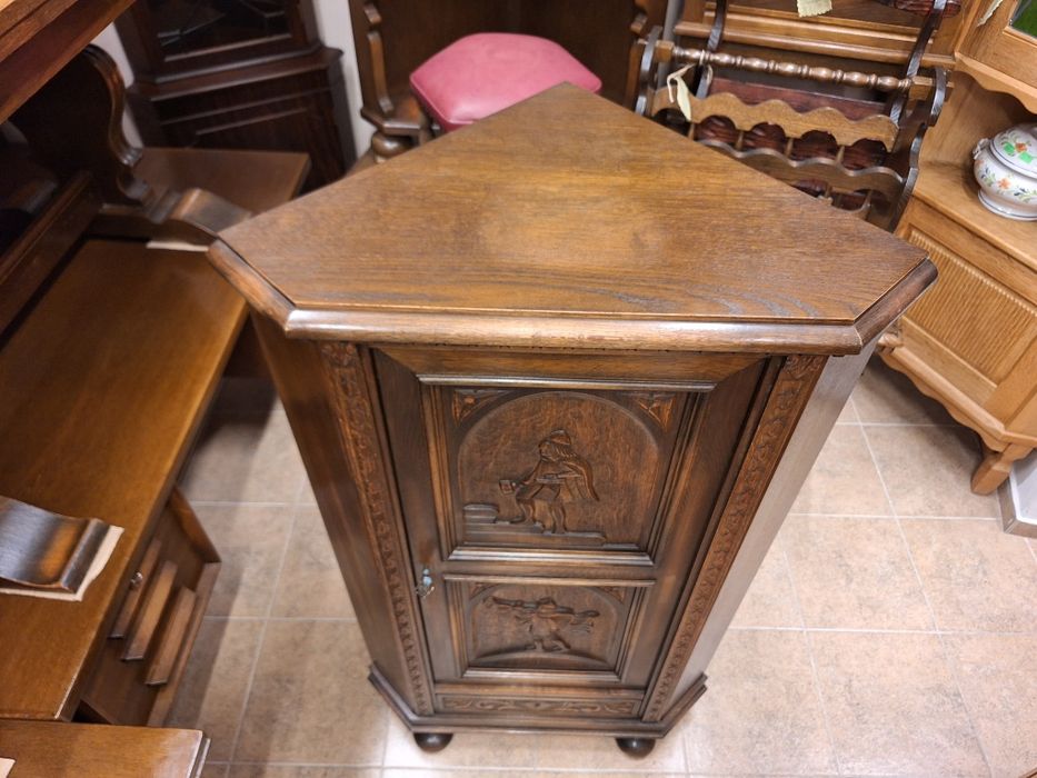 Винтидж ъглов шкаф с богата дърворезба