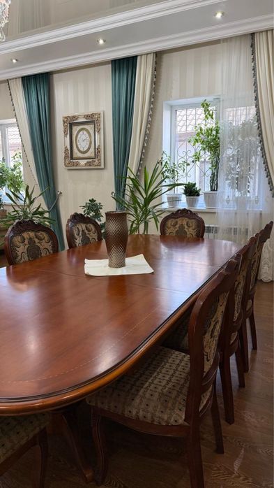 Обеденный гостевой стол