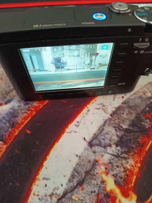 Camera foto digitala Samsung DIGIMAX NV10, 10.1 MP cu 2 acumulatori