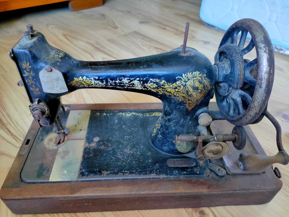Стара настолна шевна машина "Сингер"