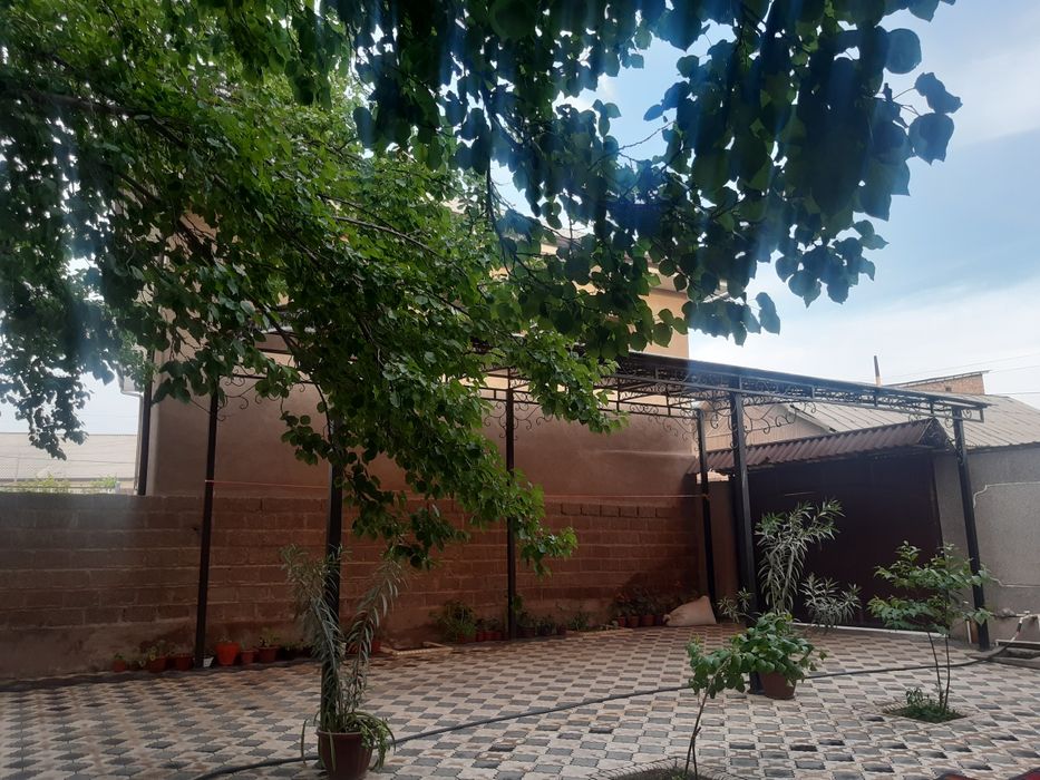 Selinada hovli uy sotiladi.