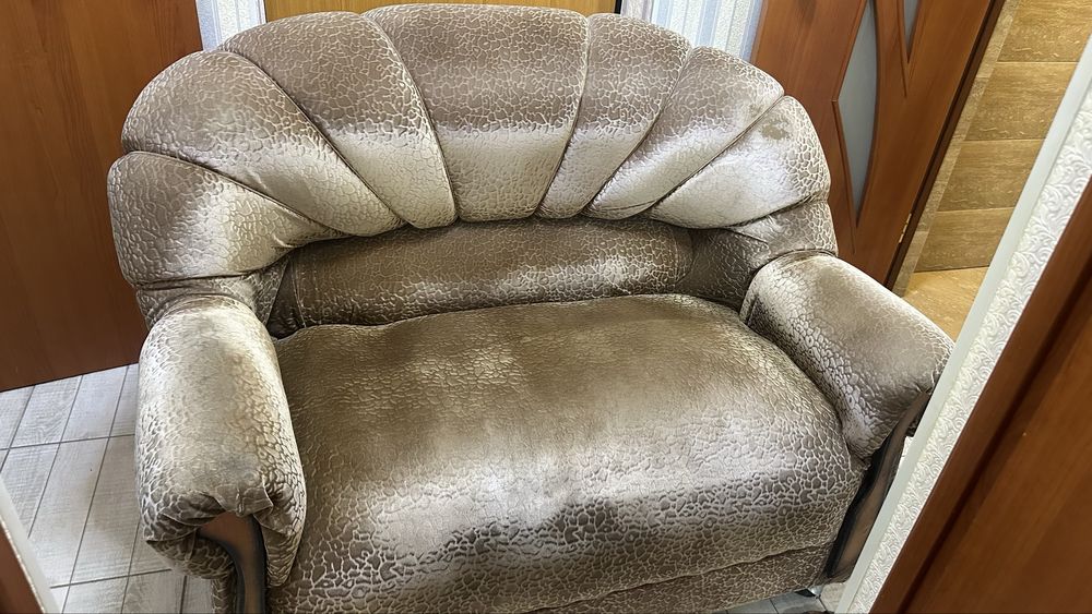 Диванчик с креслом в хорошем состоянии