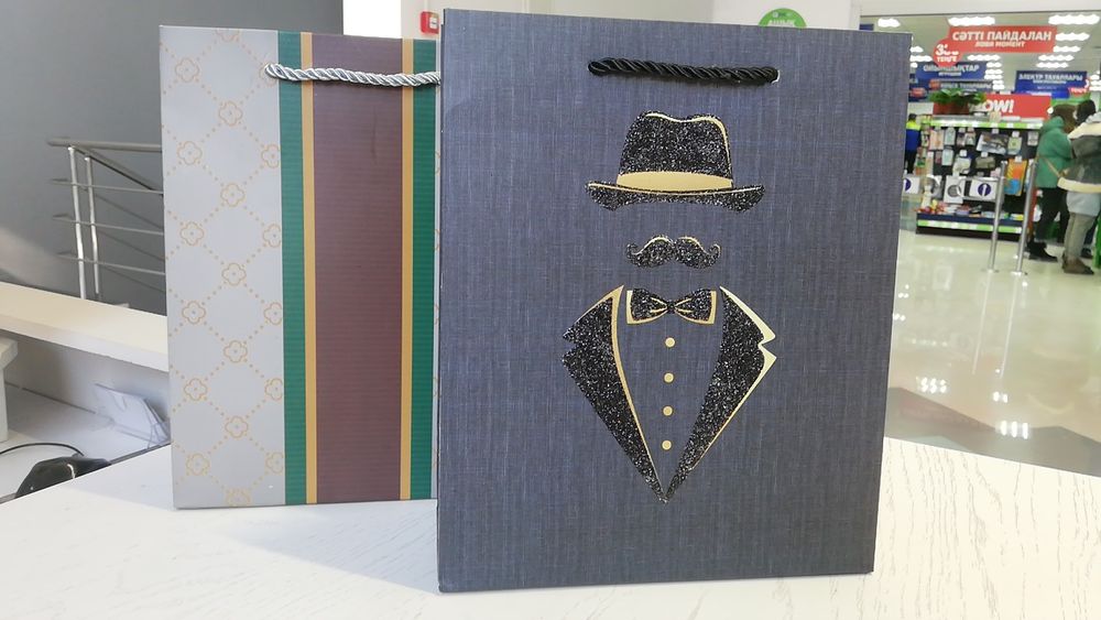 Пакеты коробки подарочные