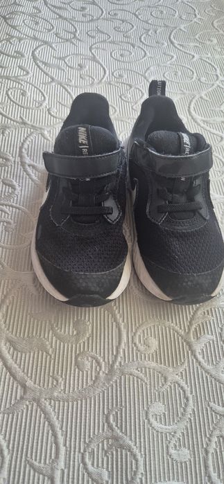 Оригинални детски маратонки Nike Revolution 28 номер