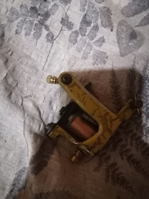 Vând mașina de tatuat