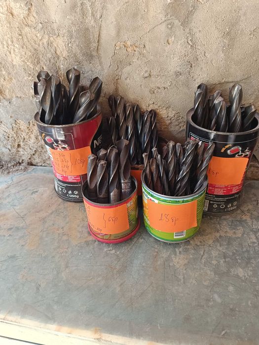 Продавам Свредла ,Райбери за метал ,Център и ножове за струг