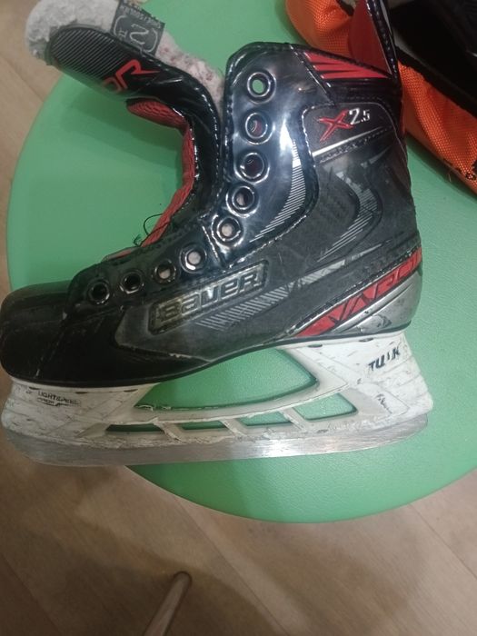 Продам коньки хоккейные Bauer