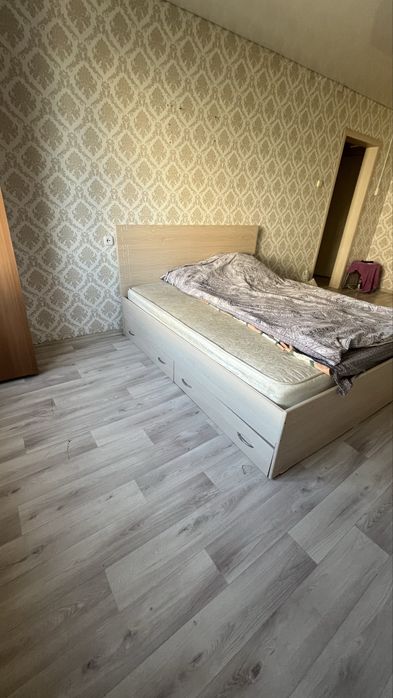Продам двуспальную кровать с матрасом