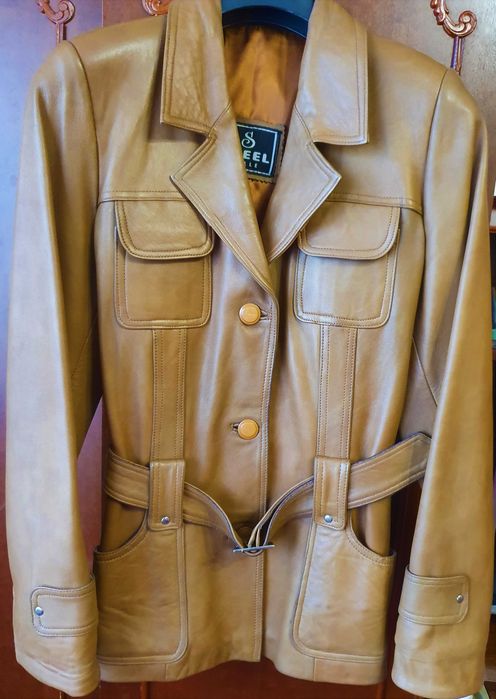 Vând haină din piele cu model deosebit