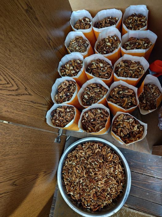 Vând miez de nucă proaspăt, curățat manual .